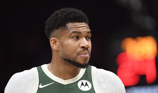 打得真累啊！字母哥半场8中5拿到15分3板2助1断 次节独得11分