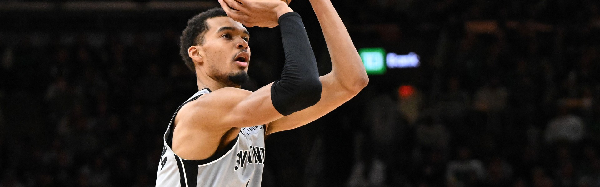 全是三分对飚~马刺雄鹿第三节外线接连发炮 文班迎射特纳打停雄鹿